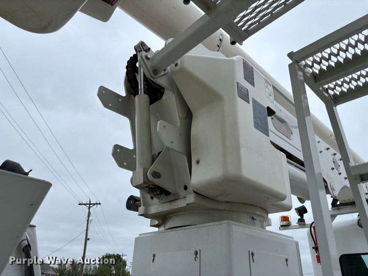 image for item FC5600 2014 Kenworth T400 bucket truck