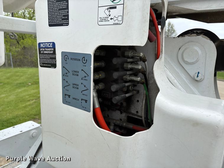 image for item FC5600 2014 Kenworth T400 bucket truck