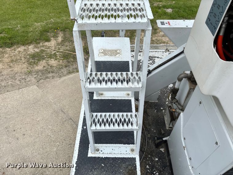 image for item FC5600 2014 Kenworth T400 bucket truck