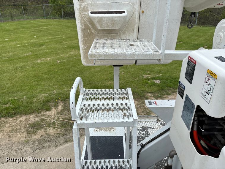 image for item FC5600 2014 Kenworth T400 bucket truck