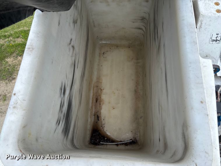 image for item FC5600 2014 Kenworth T400 bucket truck