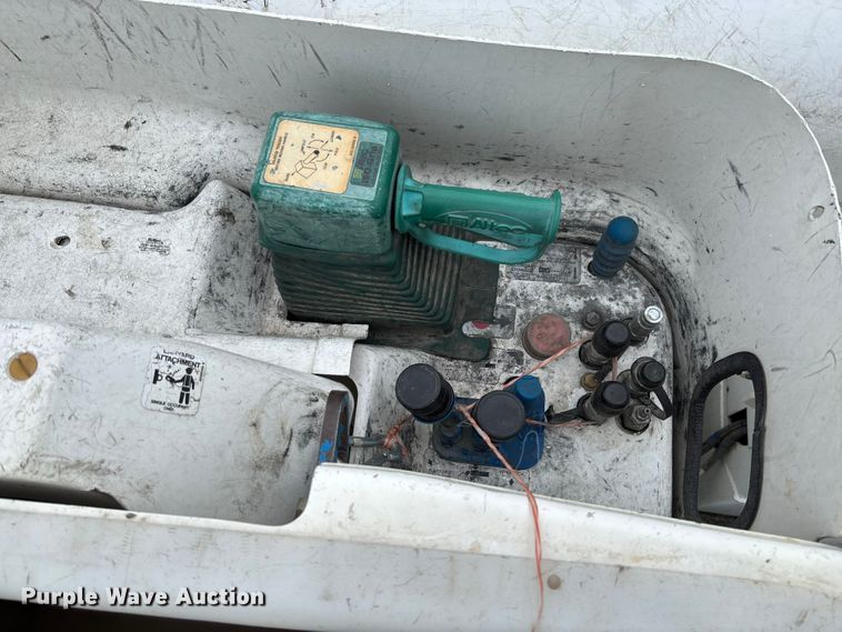 image for item FC5600 2014 Kenworth T400 bucket truck