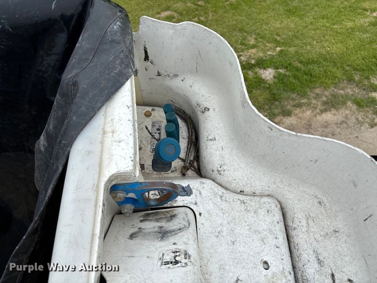 image for item FC5600 2014 Kenworth T400 bucket truck