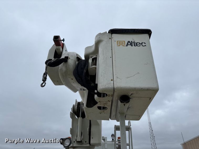 image for item FC5600 2014 Kenworth T400 bucket truck