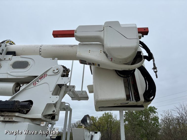 image for item FC5600 2014 Kenworth T400 bucket truck