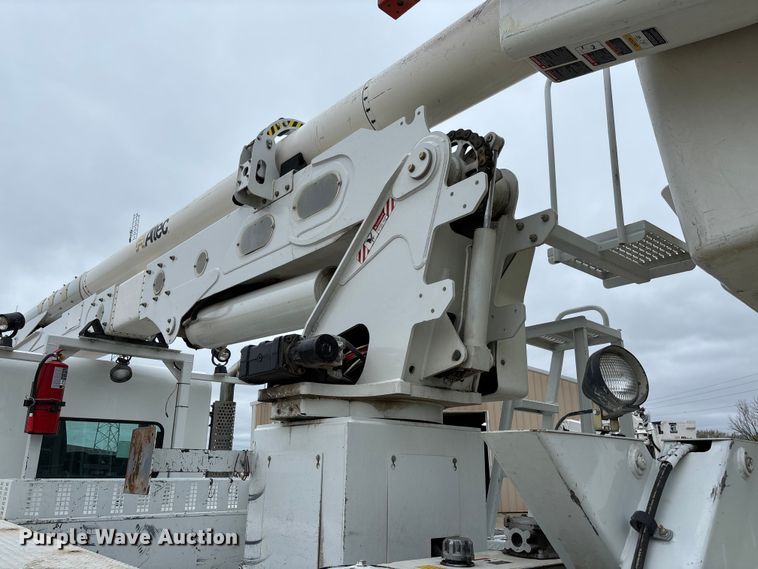 image for item FC5600 2014 Kenworth T400 bucket truck