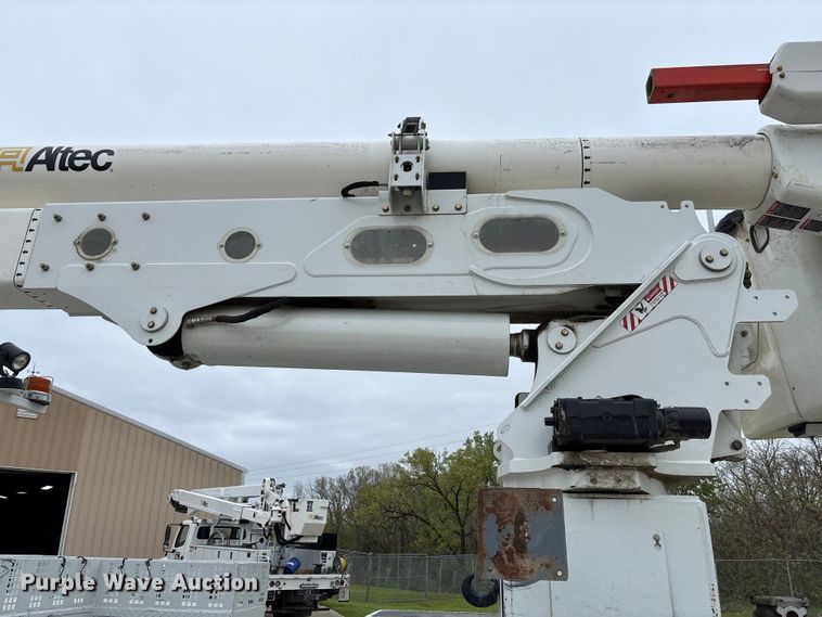 image for item FC5600 2014 Kenworth T400 bucket truck