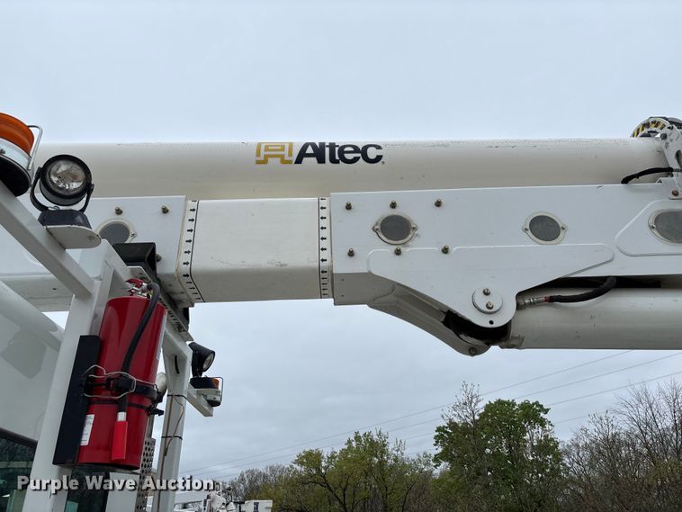 image for item FC5600 2014 Kenworth T400 bucket truck