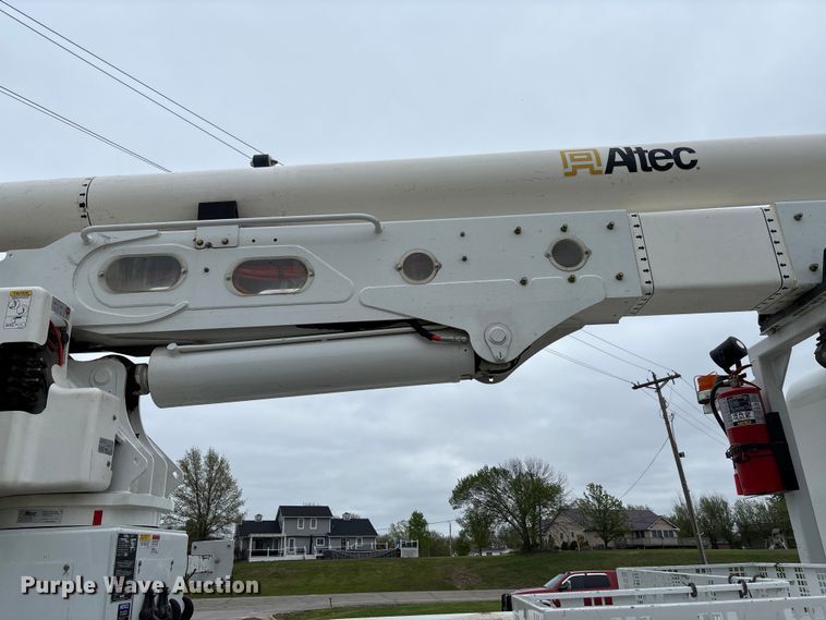 image for item FC5600 2014 Kenworth T400 bucket truck