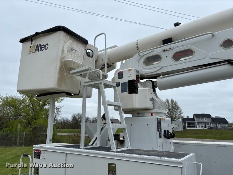 image for item FC5600 2014 Kenworth T400 bucket truck