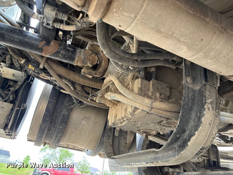 image for item FC5600 2014 Kenworth T400 bucket truck