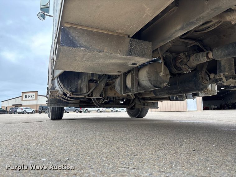 image for item FC5600 2014 Kenworth T400 bucket truck