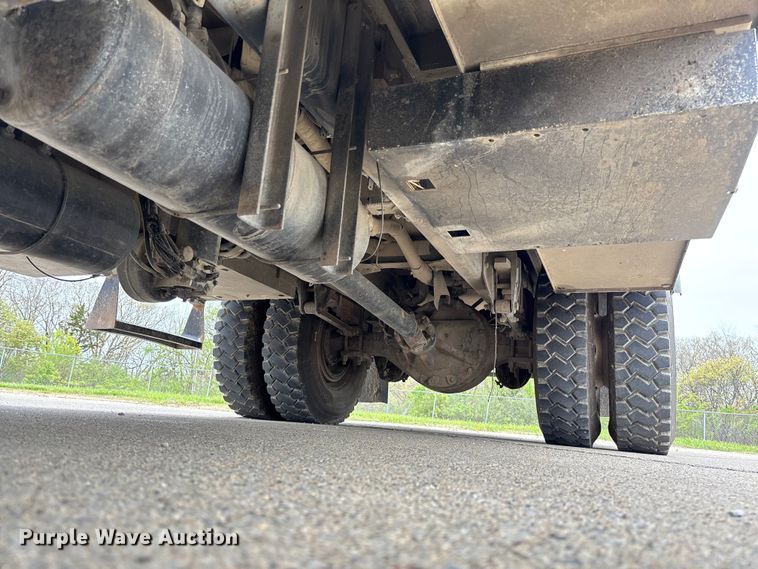 image for item FC5600 2014 Kenworth T400 bucket truck