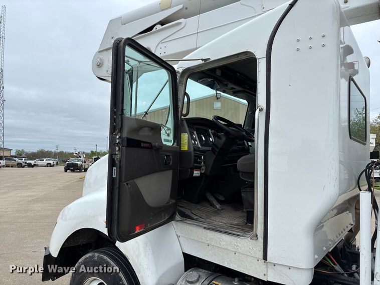 image for item FC5600 2014 Kenworth T400 bucket truck