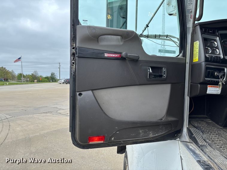 image for item FC5600 2014 Kenworth T400 bucket truck