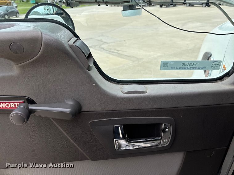 image for item FC5600 2014 Kenworth T400 bucket truck