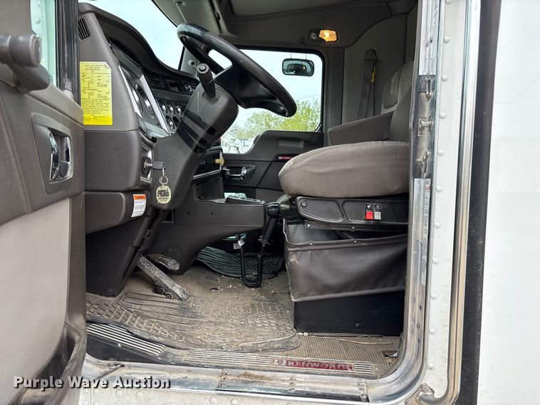 image for item FC5600 2014 Kenworth T400 bucket truck