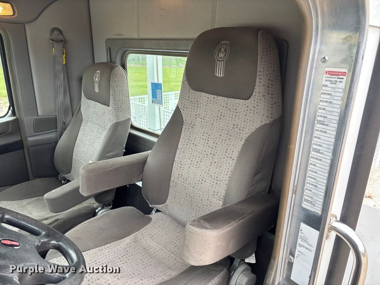 image for item FC5600 2014 Kenworth T400 bucket truck