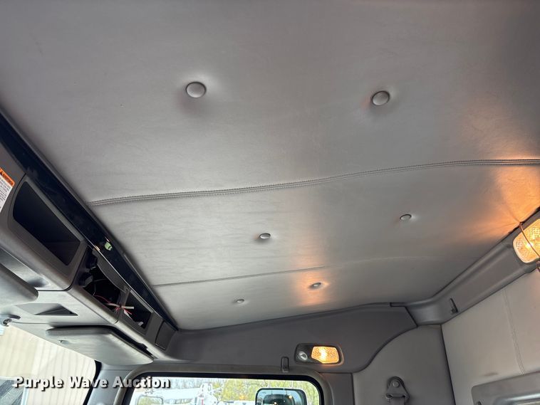 image for item FC5600 2014 Kenworth T400 bucket truck