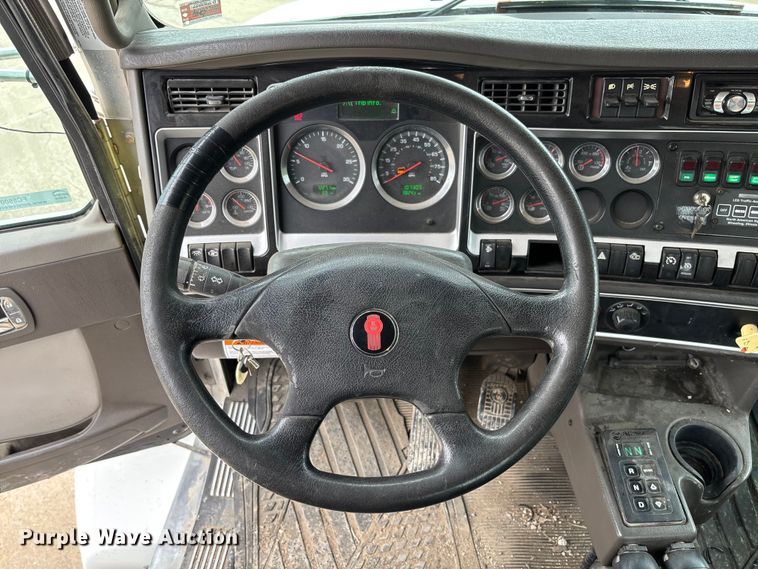 image for item FC5600 2014 Kenworth T400 bucket truck