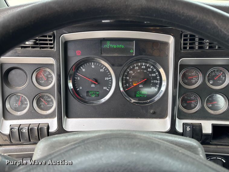 image for item FC5600 2014 Kenworth T400 bucket truck