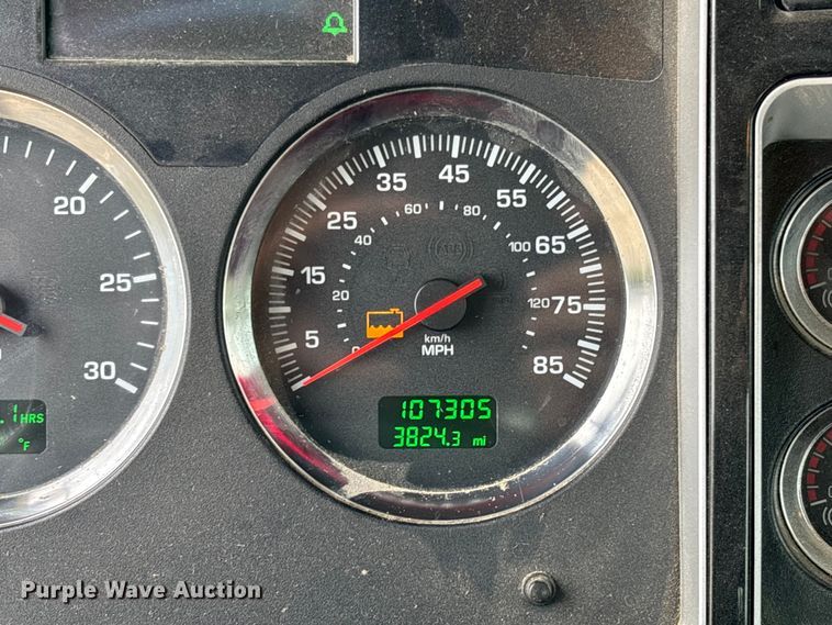 image for item FC5600 2014 Kenworth T400 bucket truck