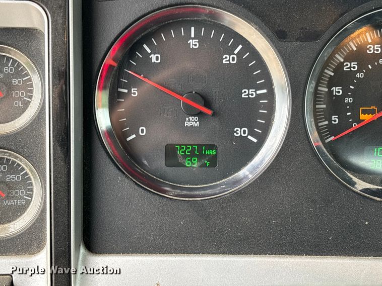 image for item FC5600 2014 Kenworth T400 bucket truck