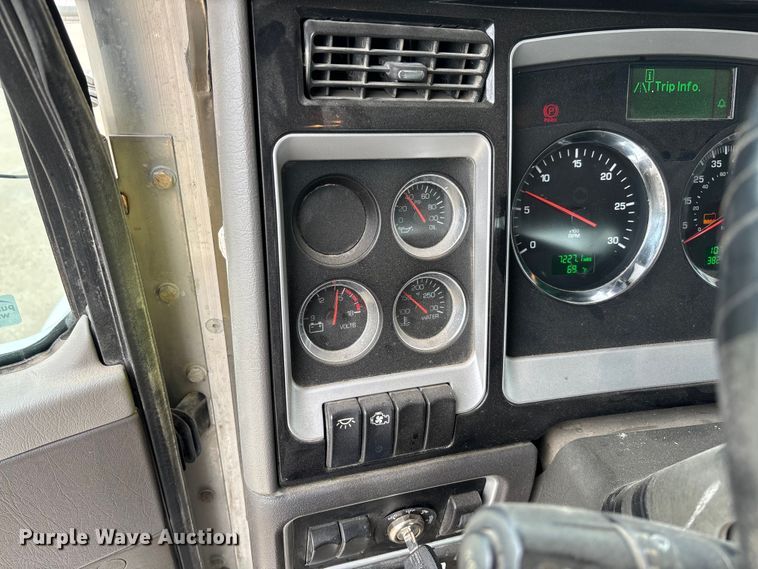 image for item FC5600 2014 Kenworth T400 bucket truck