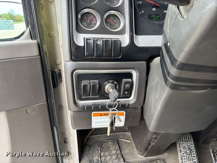 image for item FC5600 2014 Kenworth T400 bucket truck