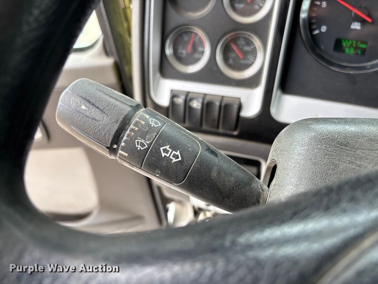 image for item FC5600 2014 Kenworth T400 bucket truck