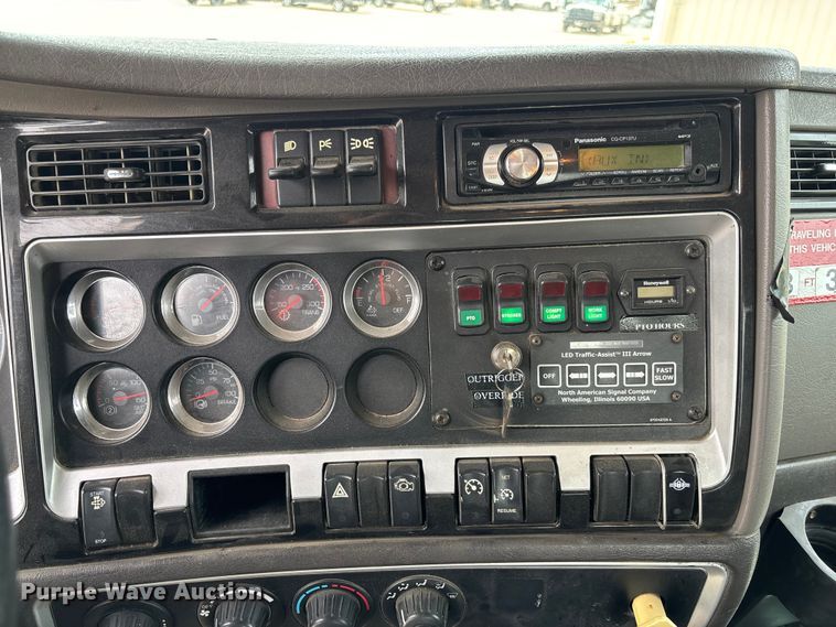 image for item FC5600 2014 Kenworth T400 bucket truck