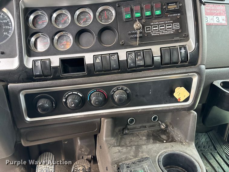 image for item FC5600 2014 Kenworth T400 bucket truck