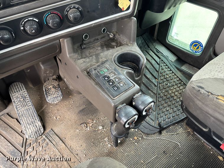 image for item FC5600 2014 Kenworth T400 bucket truck