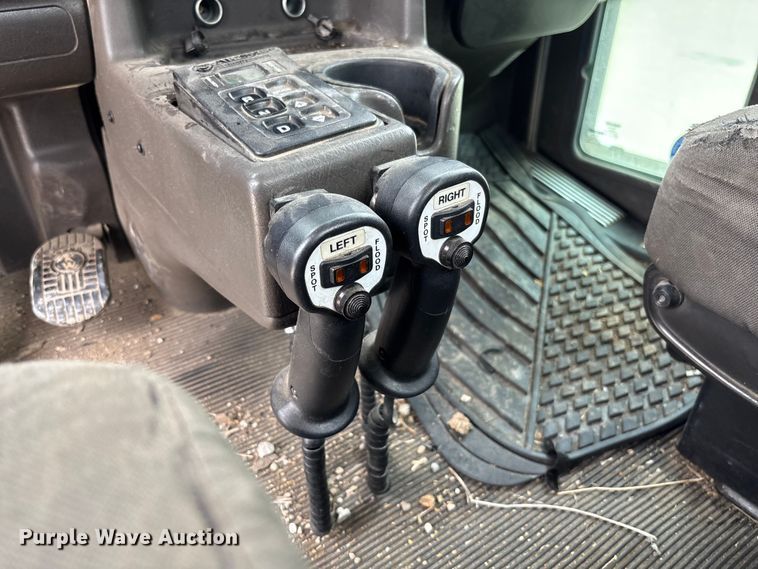 image for item FC5600 2014 Kenworth T400 bucket truck