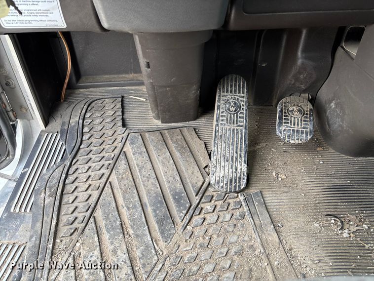 image for item FC5600 2014 Kenworth T400 bucket truck