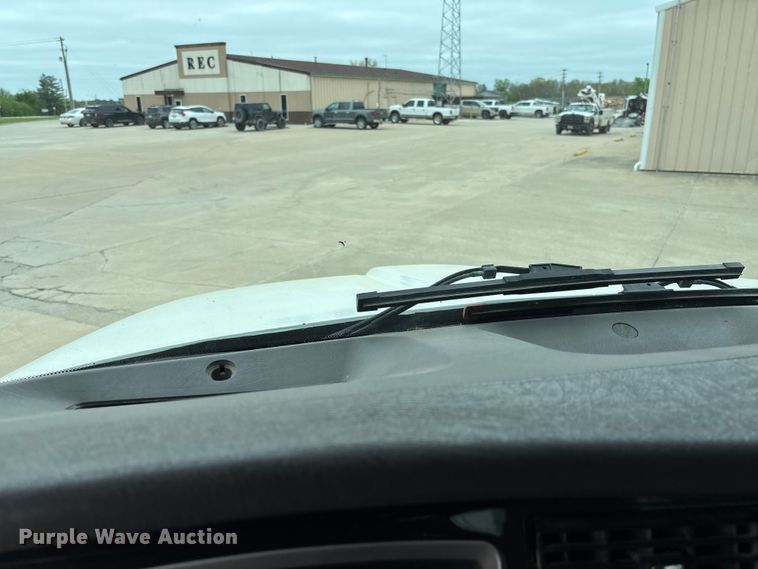 image for item FC5600 2014 Kenworth T400 bucket truck