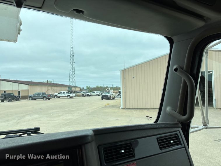 image for item FC5600 2014 Kenworth T400 bucket truck