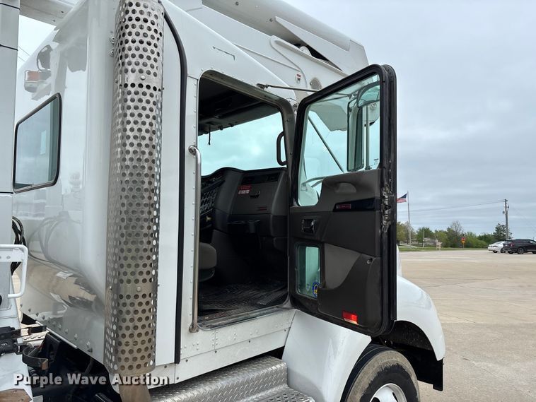 image for item FC5600 2014 Kenworth T400 bucket truck