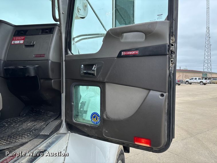 image for item FC5600 2014 Kenworth T400 bucket truck