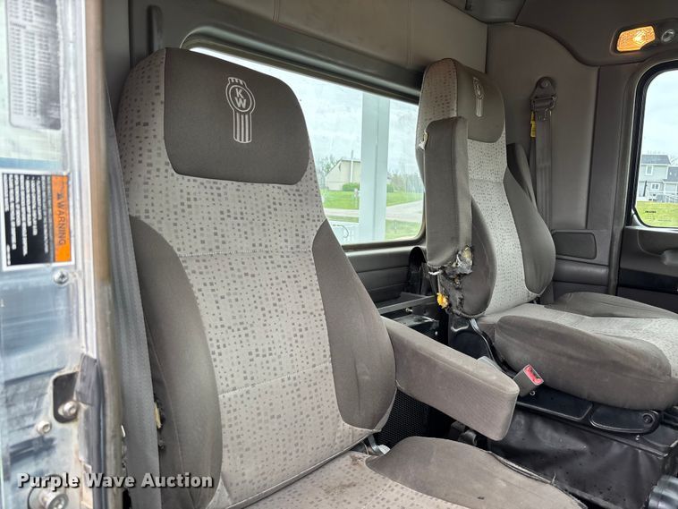 image for item FC5600 2014 Kenworth T400 bucket truck