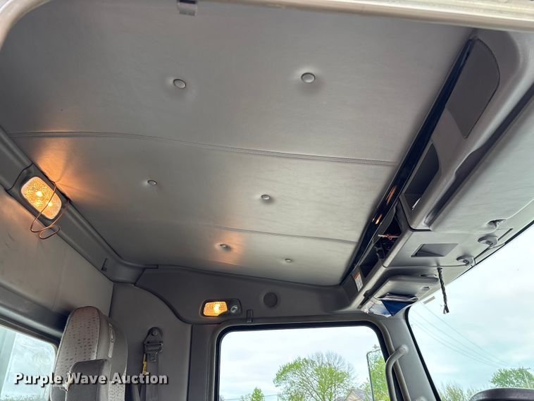 image for item FC5600 2014 Kenworth T400 bucket truck