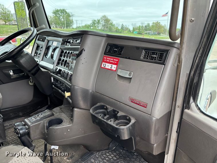 image for item FC5600 2014 Kenworth T400 bucket truck