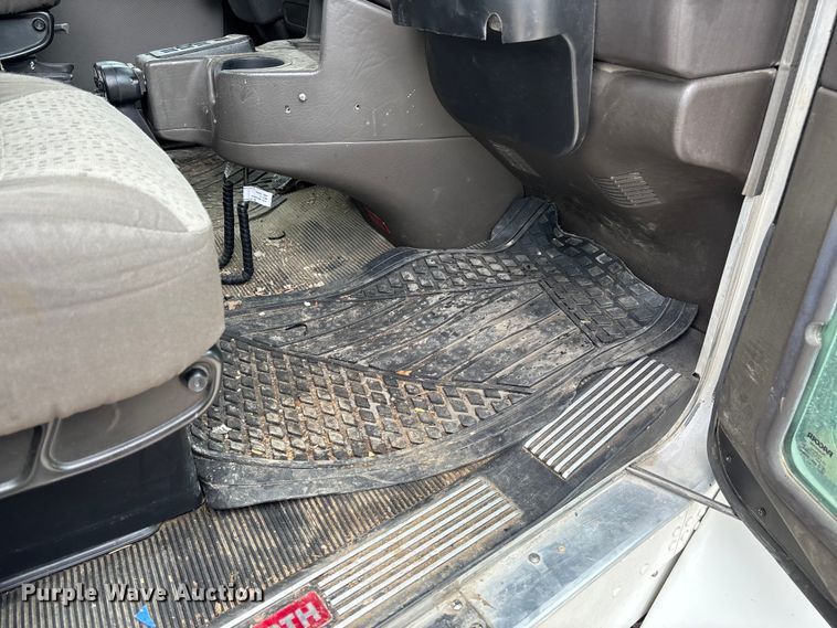 image for item FC5600 2014 Kenworth T400 bucket truck