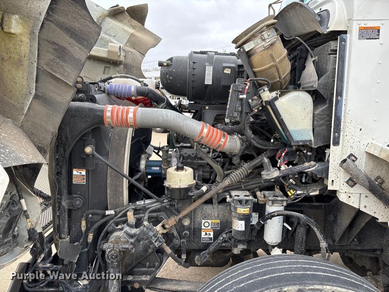 image for item FC5600 2014 Kenworth T400 bucket truck