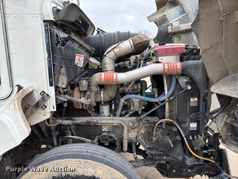 image for item FC5600 2014 Kenworth T400 bucket truck