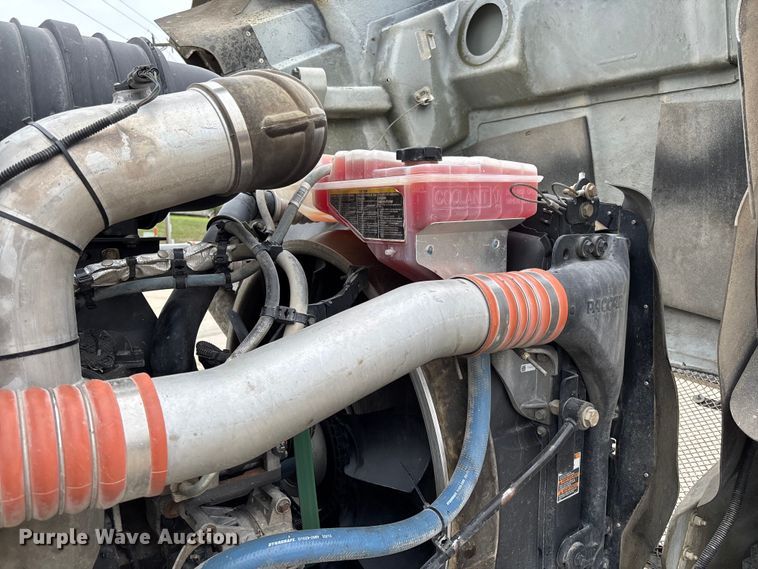 image for item FC5600 2014 Kenworth T400 bucket truck