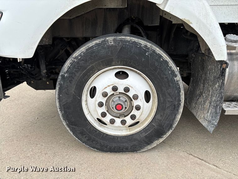 image for item FC5600 2014 Kenworth T400 bucket truck