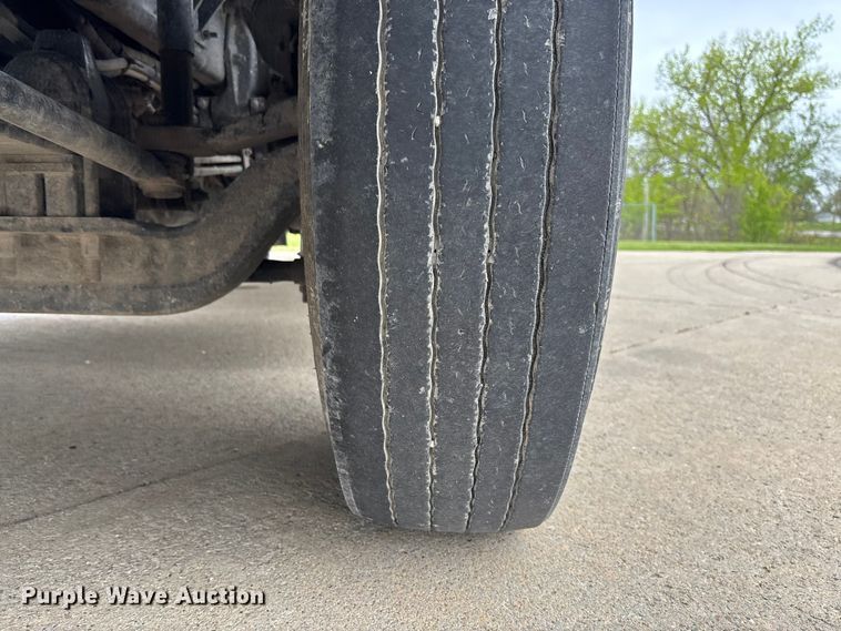 image for item FC5600 2014 Kenworth T400 bucket truck