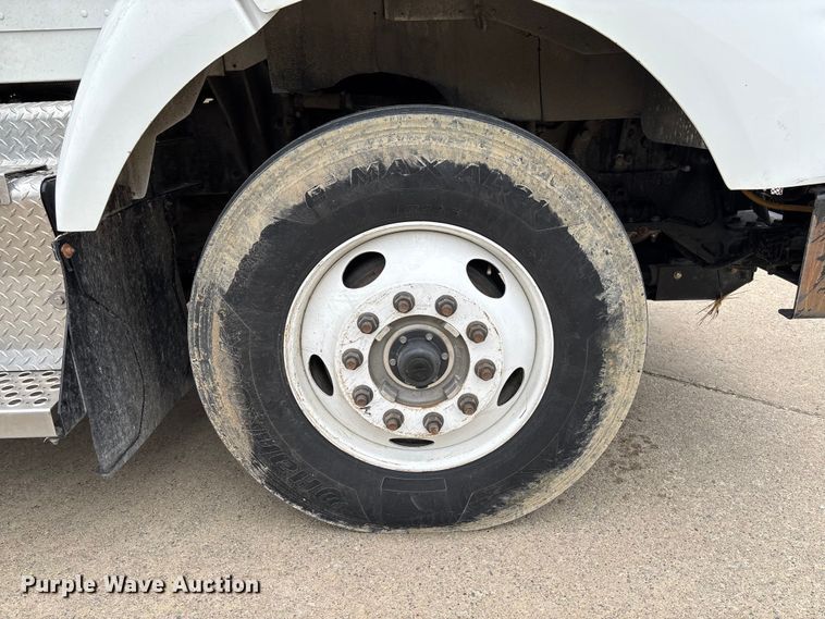 image for item FC5600 2014 Kenworth T400 bucket truck