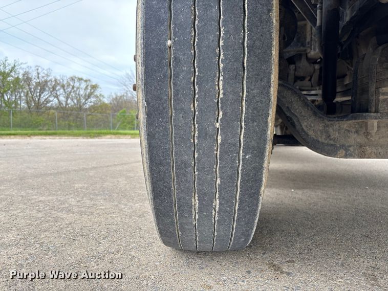 image for item FC5600 2014 Kenworth T400 bucket truck